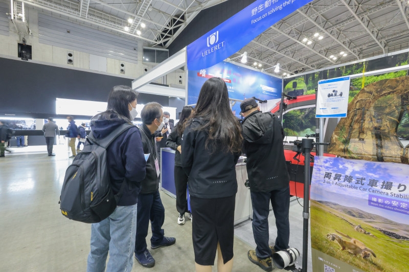 Famous Japanese Photographer Visits Yueguang Intelligent Booth 36.
